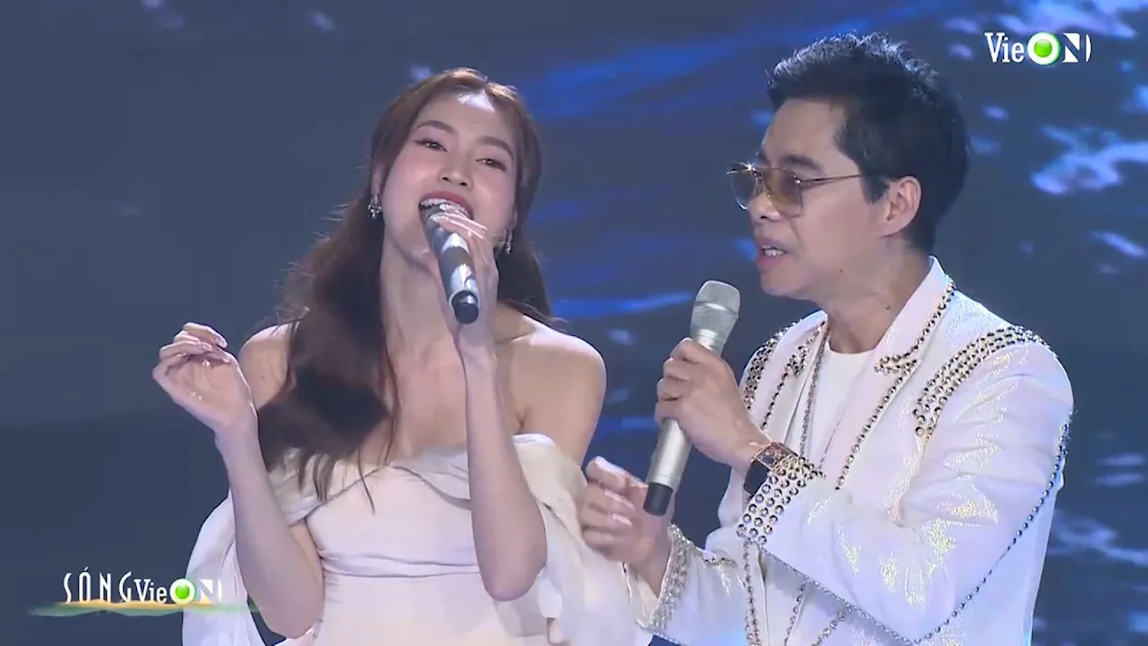 Ninh Dương Lan Ngọc tấu hài cực mạnh trên Sóng VieON khi song ca Vầng Trăng Cô Đơn cùng anh Ba Ngọc Sơn